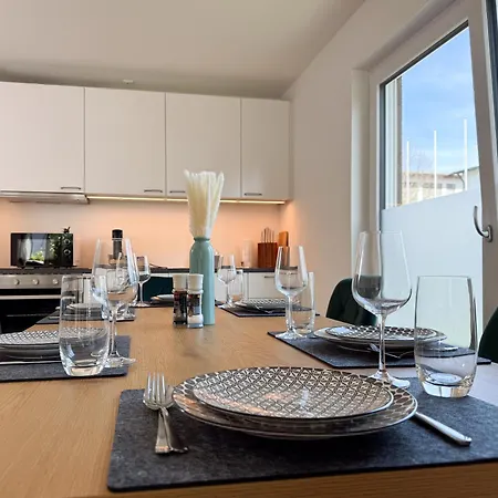 Neu! Bessa Homes Deluxe 6 Personen Klima Garten King Size Betten Apartment