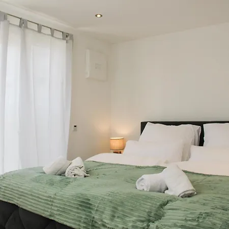 Apartment Neu! Bessa Homes Deluxe 6 Personen Klima Garten King Size Betten Freilassing